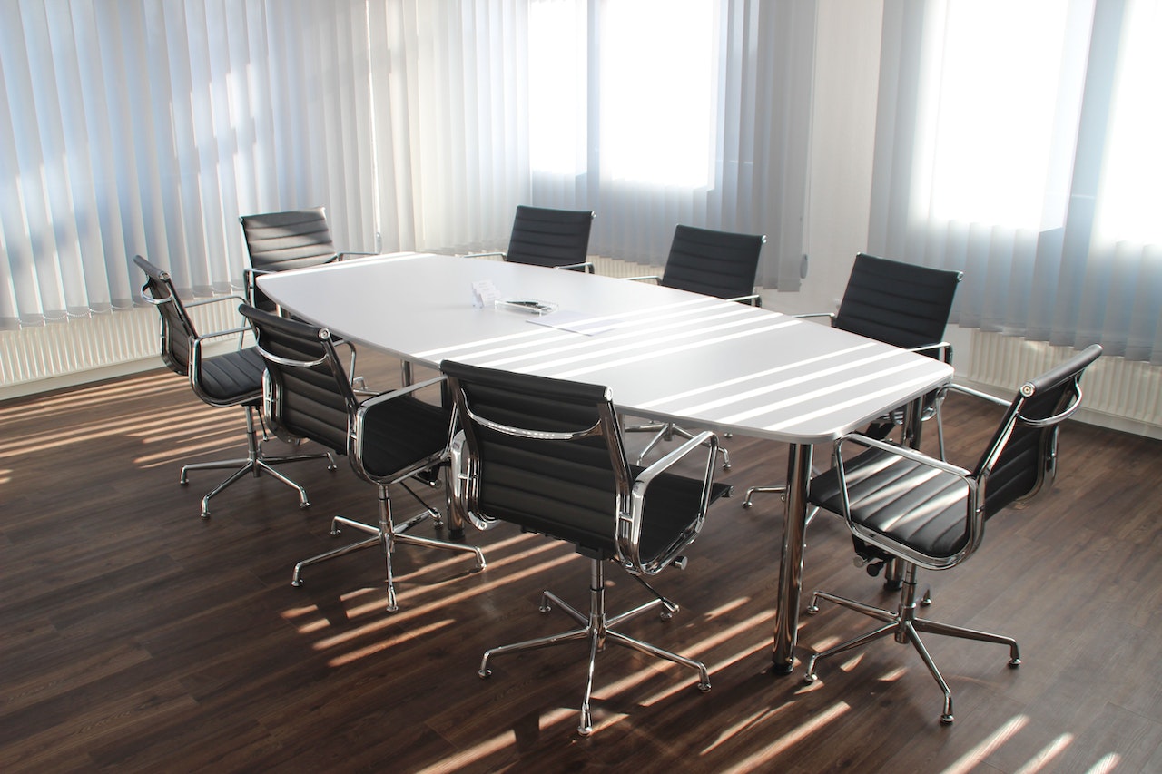 Jak powinny być dopasowane krzesła biurowe, aby zapewniały odpowiedni komfort pracowników?
