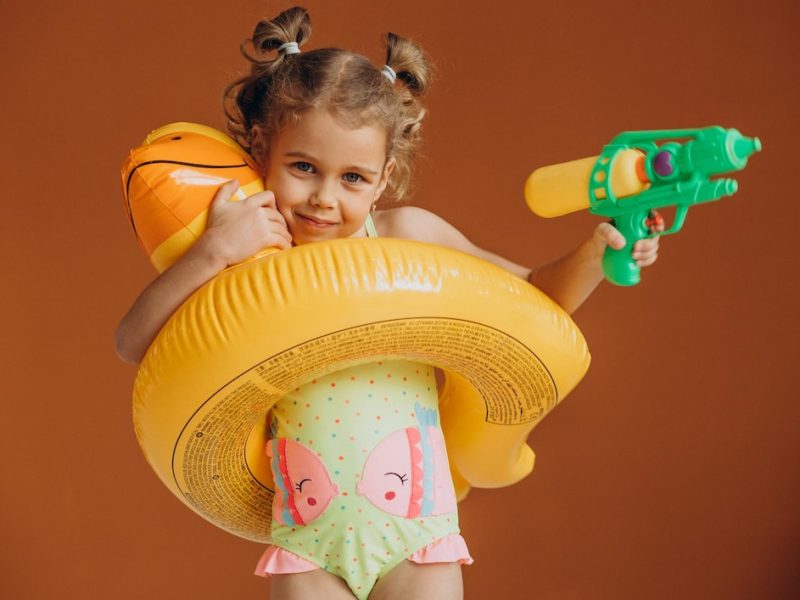 Bezpieczna i kreatywna zabawa wodna – jak wybrać idealny basen dla swojego dziecka?