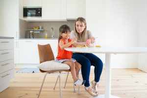 Jak wybrać idealny mebel do karmienia dziecka – poradnik dla rodziców