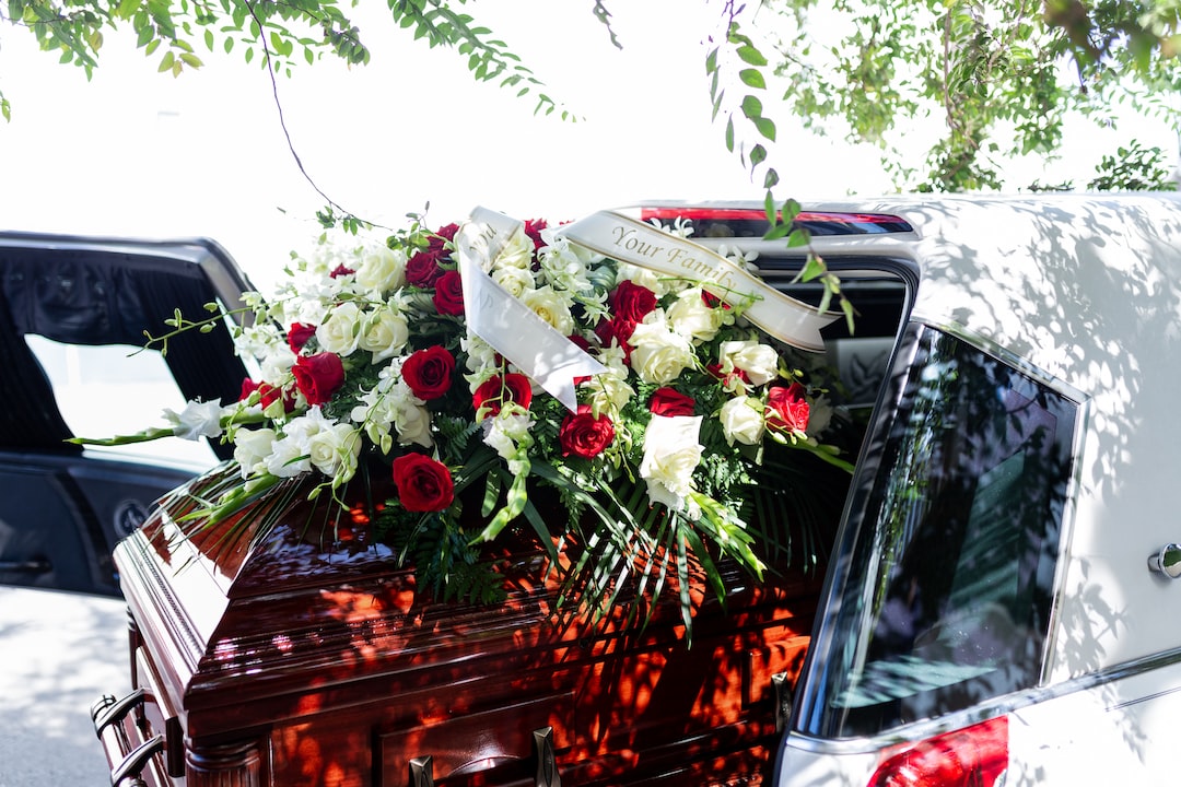 Poradnik: Jak wybrać idealną wiązankę na pogrzeb – od rodzaju kwiatów do personalizacji szarfy