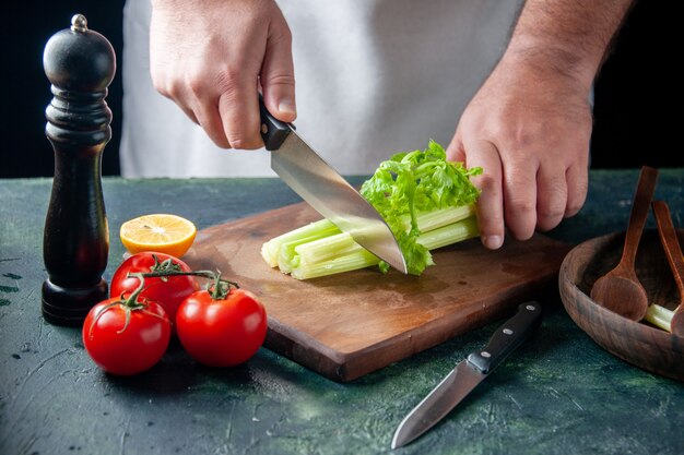 Jak wybrać odpowiedni komplet noży dla domowego kucharza?