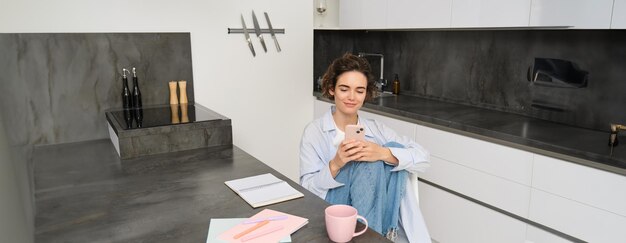 Nowoczesne materiały w projektowaniu funkcjonalnych stref zmywania w kuchni