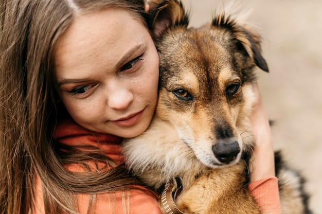 Jakie korzyści dla rodziny niesie adopcja zwierzaka ze schroniska?